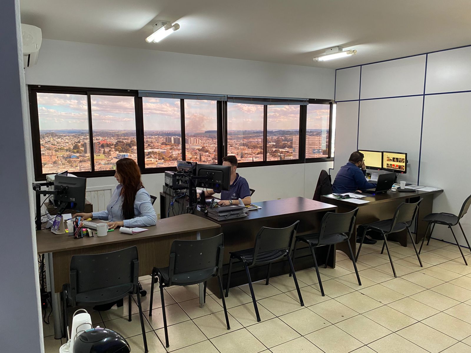 Profissionais de contabilidade trabalhando em um escritório moderno.